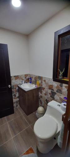 昆卡Rancho Valle del Rio的一间带卫生间和水槽的浴室