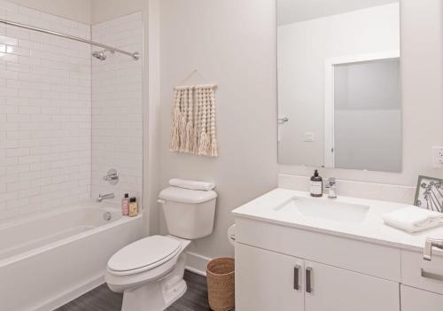 辛辛那提Cozysuites l Luxe 1BR in Downtown Cincinnati的白色的浴室设有卫生间和水槽。