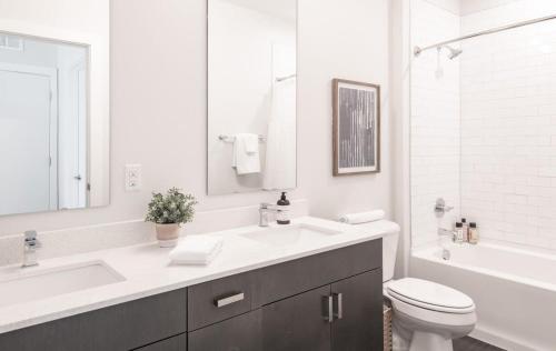 辛辛那提CozySuites Stunning 3BR in Downtown Cincinnati的白色的浴室设有水槽和卫生间。
