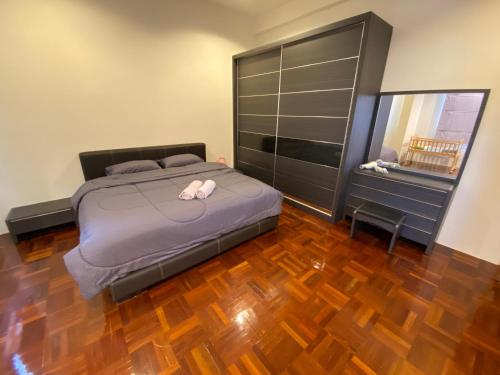 Kota Samarahan139 Homestay 13 Mins From kuching Airport Baby Friendly Spacious Home的一间卧室设有一张大床,铺有木地板
