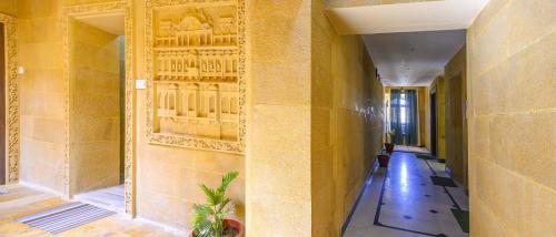 斋沙默尔Hotel Royal Lakhina Jaisalmer的黄色墙壁的建筑走廊