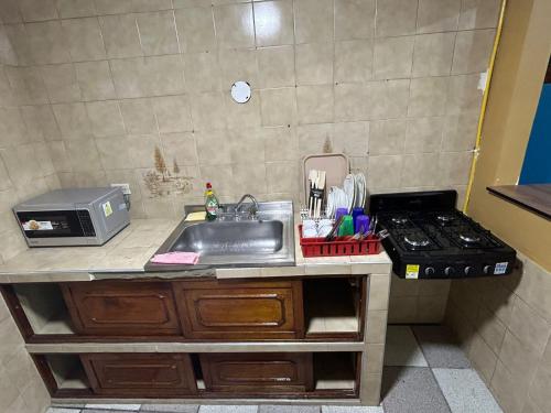 锡帕基拉Villa Antonio的厨房柜台设有水槽和炉灶。