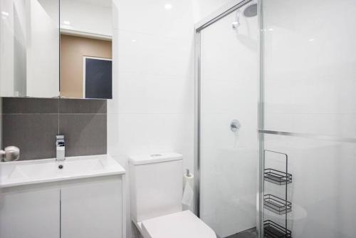 悉尼NEW! Ideal 1BR Unit in the Hot Spot of Surry Hills的一间带卫生间和玻璃淋浴间的浴室