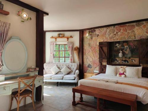 梭桃邑芭堤雅瑞士酒店的一间卧室配有一张床、一张桌子和一把椅子