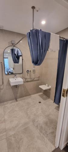 箭镇新奥尔良酒店的一间带水槽和镜子的浴室