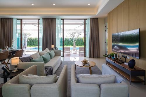 华欣Relaxing Luxury 3-Bed Private Villa的带沙发和电视的客厅
