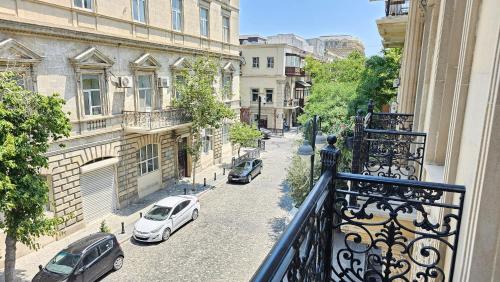 巴库Port Hotel Baku的从带停泊车辆的街道阳台欣赏风景