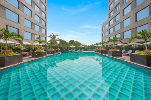 孟买Aurika, Mumbai Skycity - Luxury by Lemon Tree Hotels的大楼前的大型游泳池