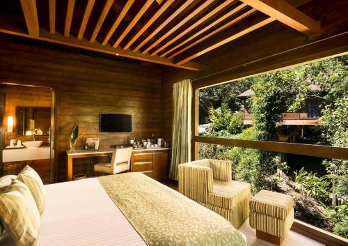 Kakkabe塔玛拉库格度假村的一间卧室配有一张床,享有一间浴室的景色