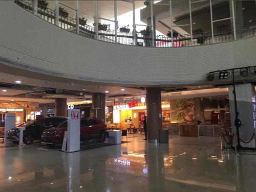 雅加达kalibata city的把汽车停在大楼内的商场