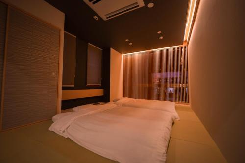 小樽Ryoan / Vacation STAY 80251的卧室配有一张白色大床