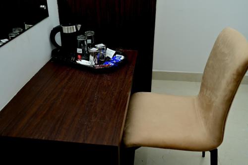 奇克马格尔The Mallika Sapphire的坐在木桌旁的椅子和咖啡杯
