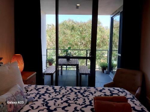 堪培拉Lux 2 Bed 2 Bath Apartment in the Heart of Dickson, Canberra的一间卧室设有一张床,享有阳台的景色