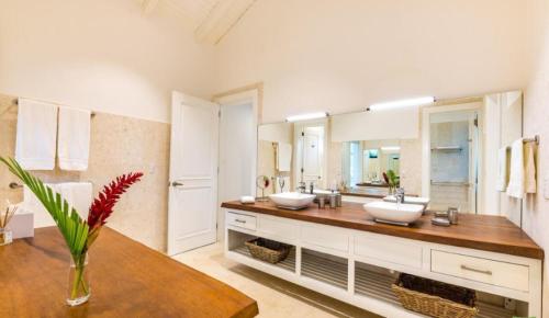 CajuilesGorgeous Four Bedroom Villa的一间带两个盥洗盆和大镜子的浴室