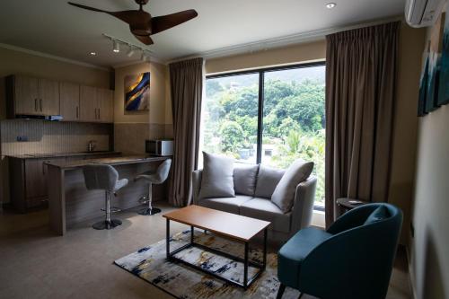 博瓦隆Thalassa Seychelles的客厅配有沙发和桌子