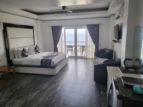 波尔多·格尼拉马娜拉海景度假酒店的一间卧室设有一张床和一间客厅。