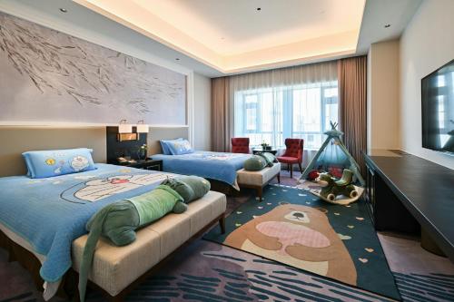 广州广州番禺总统大酒店的一间卧室配有两张床和一台平面电视
