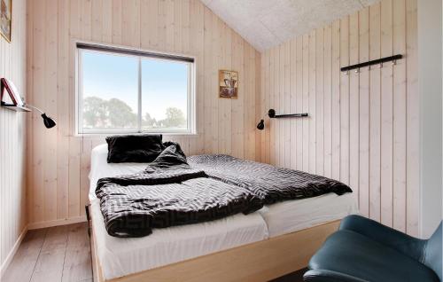 博恩瑟Lovely Home In Bogense With House Sea View的一间卧室设有两张床和窗户。
