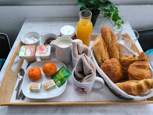 土伦Les Résidences du Mourillon的桌上的早餐盘