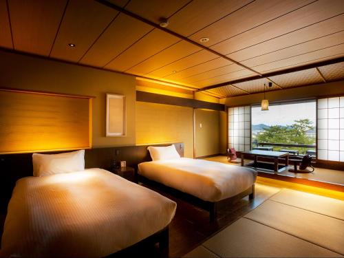 琴平町花坛酒店的酒店客房设有两张床和窗户。