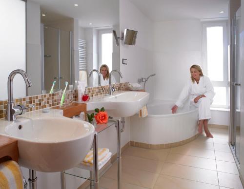 朗格奥弗洛科酒店的两个女人坐在浴室的浴缸里