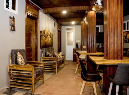 达累斯萨拉姆Swahili Homes- Ada Estate的一间房间,配有桌椅