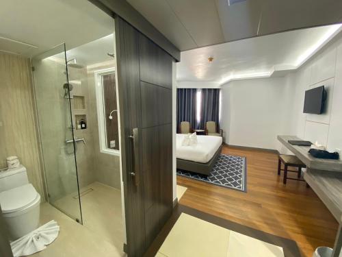 素辇府通塔林酒店的带淋浴、卫生间和盥洗盆的浴室