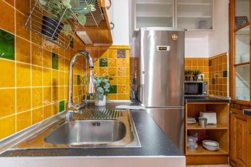 塔拉戈纳GROOOVY Dúplex amb Terrassa的厨房配有水槽和冰箱