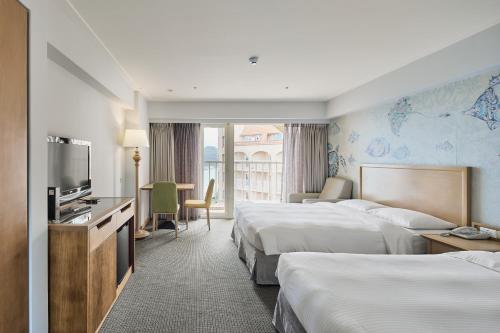 万里区福泰翡翠湾渡假饭店的酒店客房设有两张床和电视。