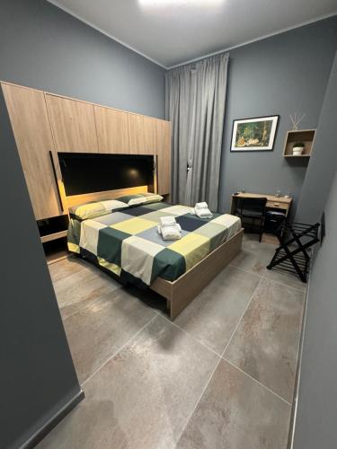 帕尔马B&B Parma Centro的一间卧室配有一张大床和一张书桌