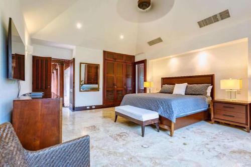 CajuilesBeautiful and Comfortable Four Bedroom Villa的卧室配有一张床和一张桌子及椅子
