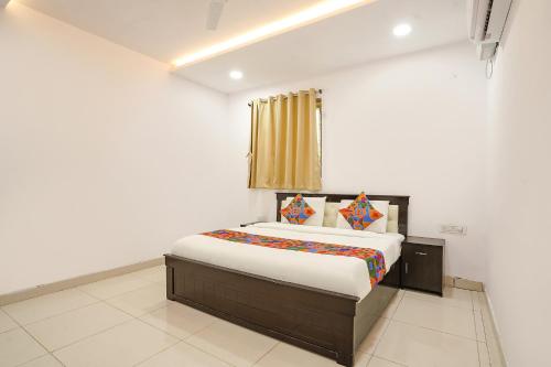 Haidar SāhibgūdaFabHotel Skycity的卧室配有一张床
