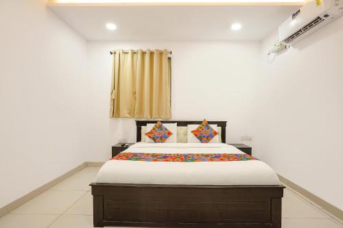 Haidar SāhibgūdaFabHotel Skycity的一间卧室,卧室内配有一张大床