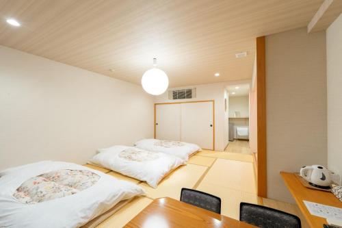 SukawaFuji Shoei Hall - Vacation STAY 09374v的带桌子的客房内的两张床