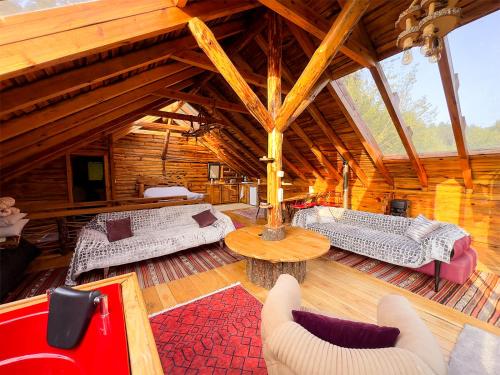 İznikAynştayn Chalet的大型木制客房配有两张床和一张桌子