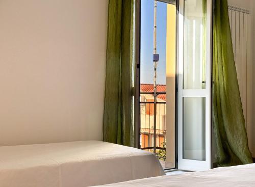 兰恰诺Dimora Fonte Grande的一间卧室设有一张床和一个开放式窗户。