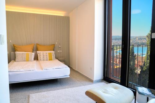 科佩尔Koper Seaside Residence的一间卧室设有一张床和一个大窗户