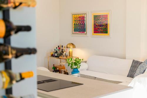 科佩尔Koper Seaside Residence的客厅配有白色的沙发和桌子