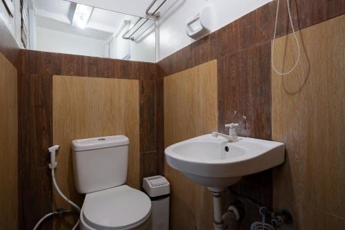 ZambalesCostas De Liwa Bar & Beach Resort的一间带卫生间和水槽的浴室