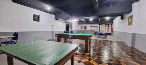 特雷索波利斯Studios no vintage "Higino Palace Hotel"的一间设有乒乓球桌的房间