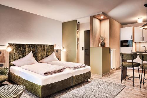 维林根鲁克斯雪绒花小公寓的酒店客房带一张床和一个厨房