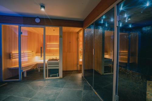 拉夏贝尔德邦达Terra-Beka Lodge的带淋浴的浴室和客房内的一张床