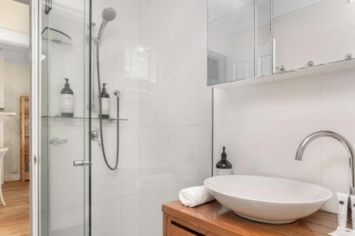 悉尼Spacious 2-Bed Apartment in the heart of Manly的白色的浴室设有水槽和淋浴。