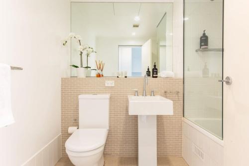 悉尼MadeComfy Executive & Stylish Inner-City Apartment的一间带卫生间和水槽的浴室