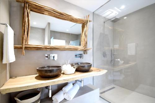 圣何塞德萨塔莱阿Teodoro - Ibiza的浴室设有木柜台上的2个碗
