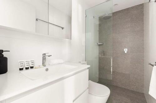 悉尼Modern 1-Bed Pad Minutes Away from Coogee Beach的白色的浴室设有水槽和卫生间。