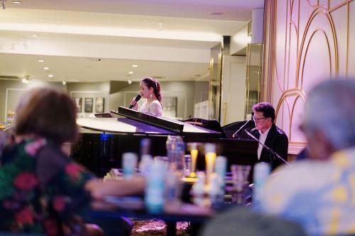莱卡邦暹罗曼达利纳酒店的男男女女在屋子里弹钢琴