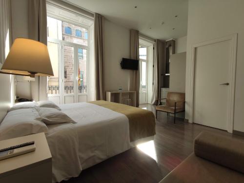 瓦伦西亚圣洛伦索精品酒店的卧室设有一张白色大床和一扇窗户。
