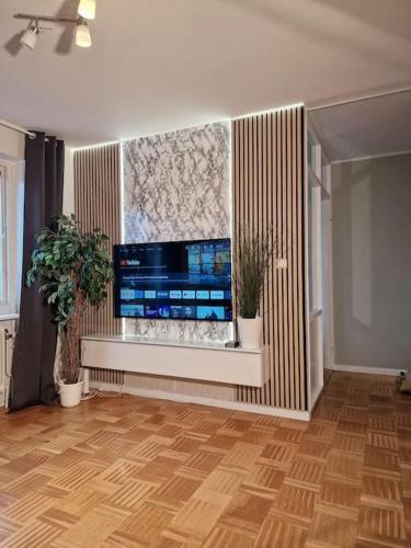 哥德堡Premium Avkoppling Tre Rum av Perfektion的客厅配有壁挂式大屏幕平面电视