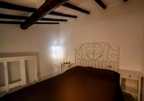 马里纳·迪·比萨La Casetta Del Mare in Toscana的一间卧室,卧室内配有一张床和一盏灯